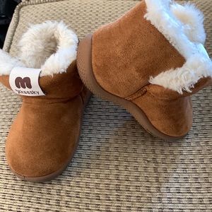 Keesky baby girl warm boots size 2. Warm lining.  The front stretches 4 easy on.